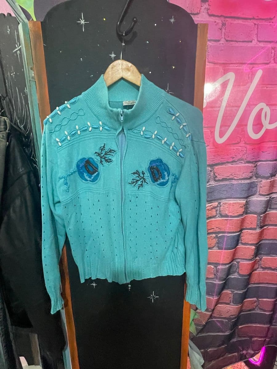 blusa de lã doce de coco bordada azul